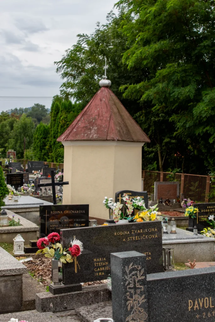 Kaplnka na katolíckom cintoríne v Bytčici