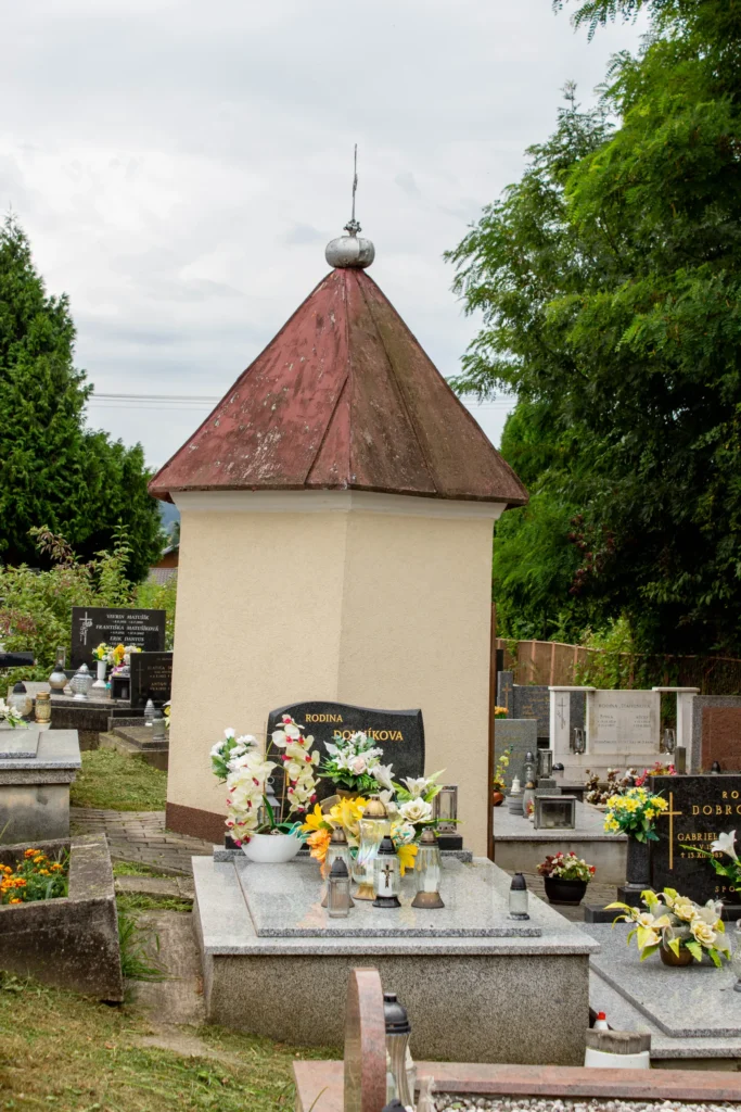 Kaplnka na katolíckom cintoríne v Bytčici