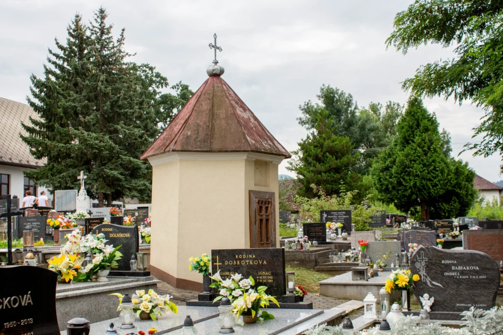 Kaplnka na katolíckom cintoríne v Bytčici