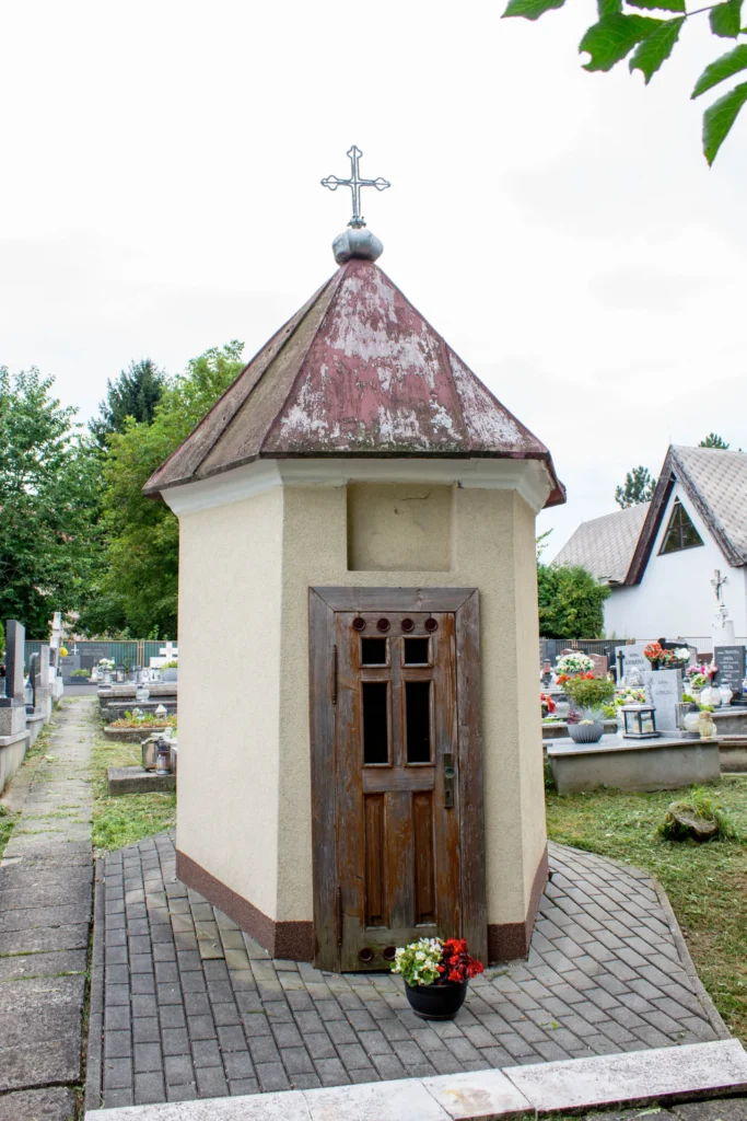 Kaplnka na katolíckom cintoríne v Bytčici