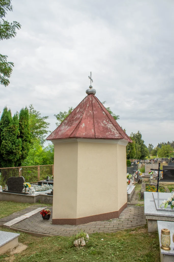 Kaplnka na katolíckom cintoríne v Bytčici