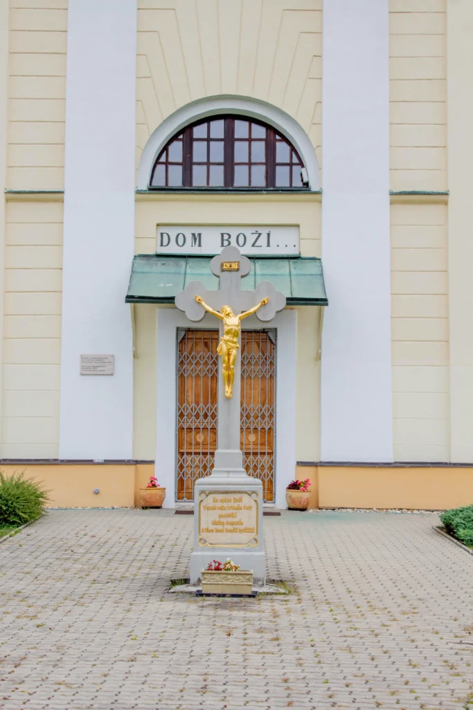 Kríž pred kostolom sv. Imricha v Bytčici