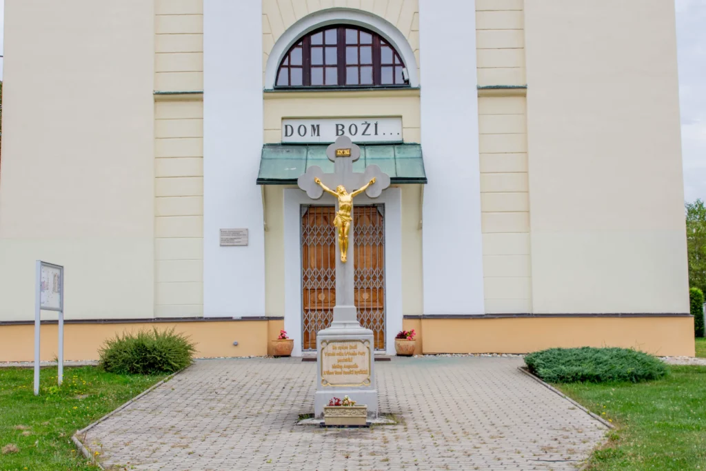 Kríž pred kostolom sv. Imricha v Bytčici