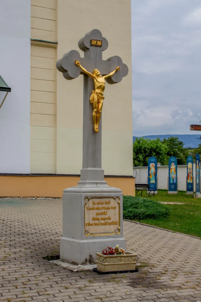 Kríž pred kostolom sv. Imricha v Bytčici