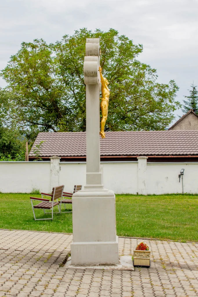 Kríž pred kostolom sv. Imricha v Bytčici