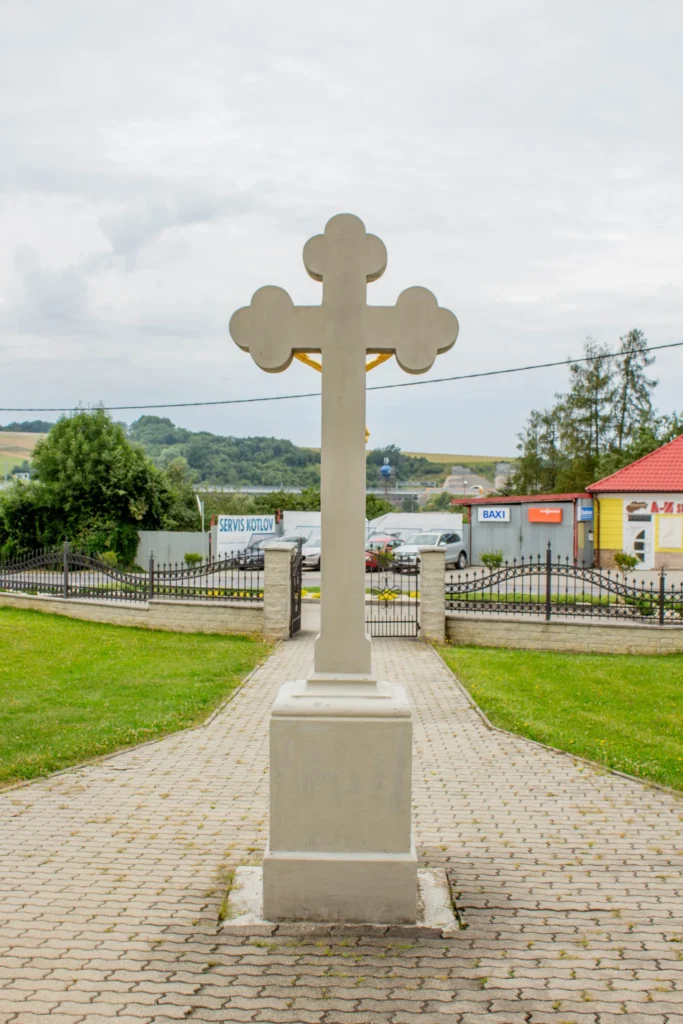 Kríž pred kostolom sv. Imricha v Bytčici