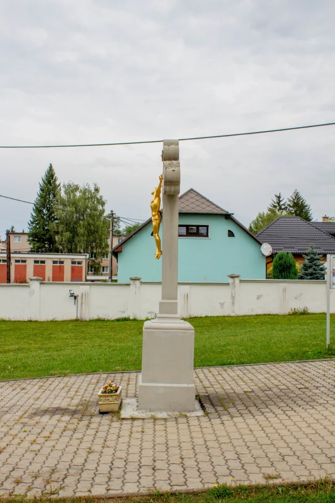 Kríž pred kostolom sv. Imricha v Bytčici