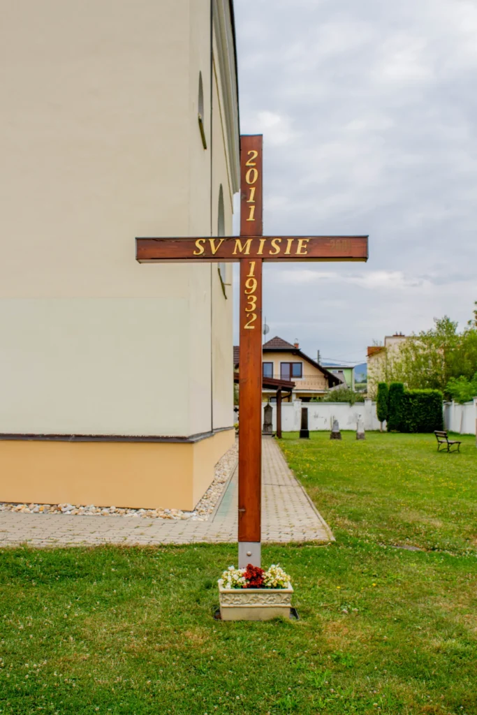 Misijný kríž pred kostolom sv. Imricha v Bytčici