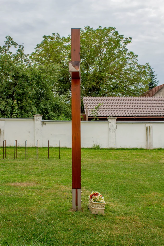Misijný kríž pred kostolom sv. Imricha v Bytčici