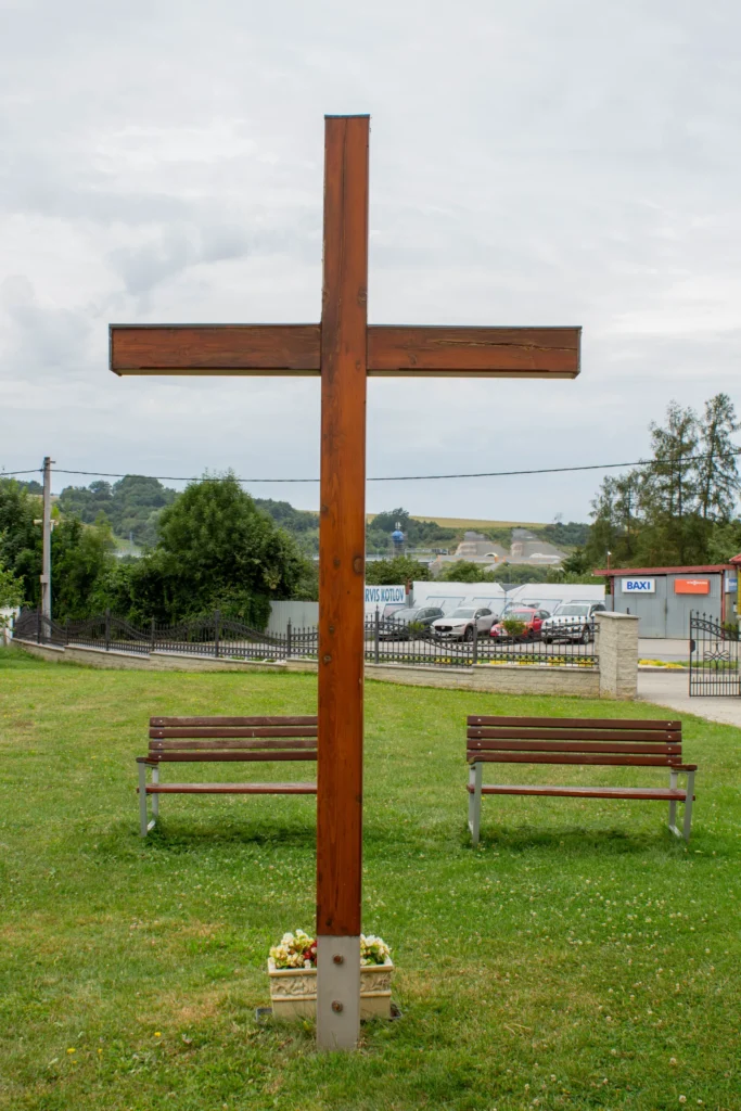 Misijný kríž pred kostolom sv. Imricha v Bytčici