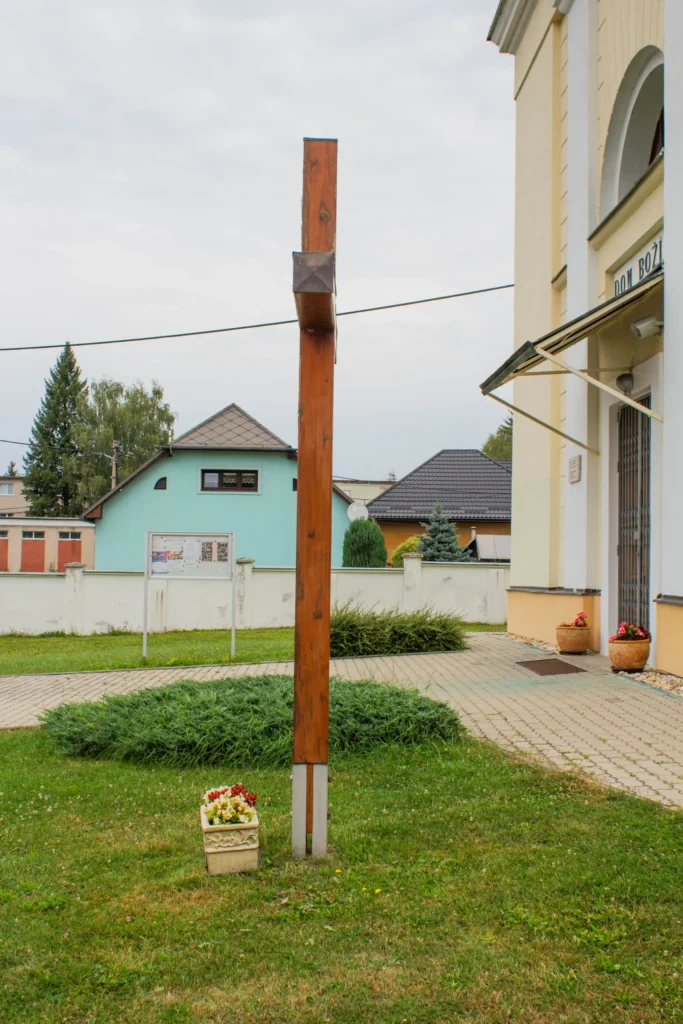 Misijný kríž pred kostolom sv. Imricha v Bytčici
