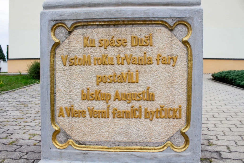 Misijný kríž pred kostolom sv. Imricha v Bytčici