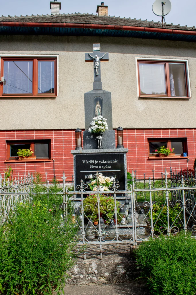 Kríž pri hlavnej ceste III tr. / 2104 pred domom v Lietavskej Svinnej