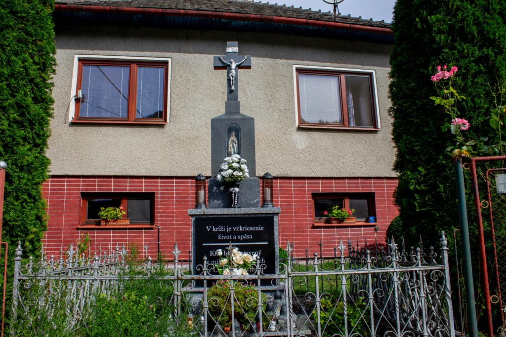 Kríž pri hlavnej ceste III tr. / 2104 pred domom v Lietavskej Svinnej