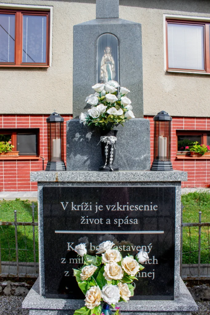 Kríž pri hlavnej ceste III tr. / 2104 pred domom v Lietavskej Svinnej