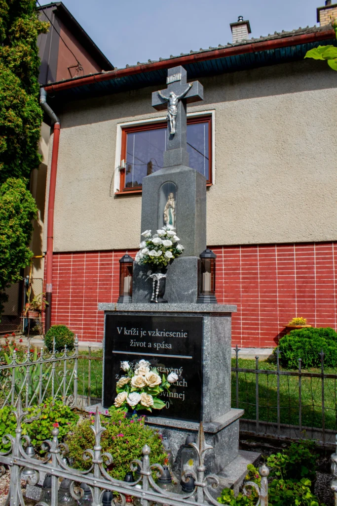 Kríž pri hlavnej ceste III tr. / 2104 pred domom v Lietavskej Svinnej