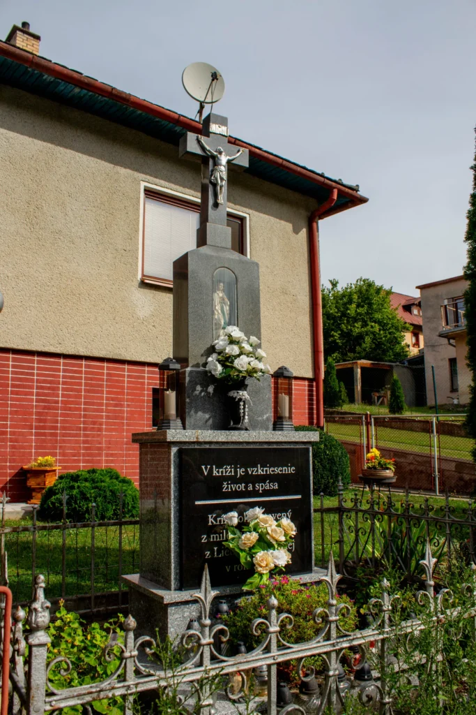 Kríž pri hlavnej ceste III tr. / 2104 pred domom v Lietavskej Svinnej