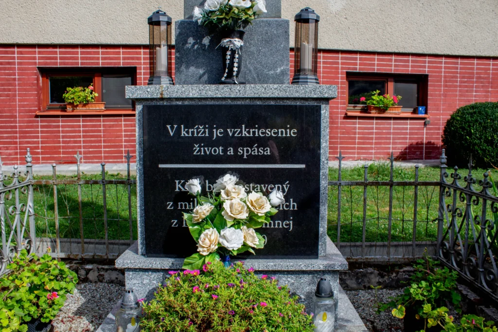 Kríž pri hlavnej ceste III tr. / 2104 pred domom v Lietavskej Svinnej