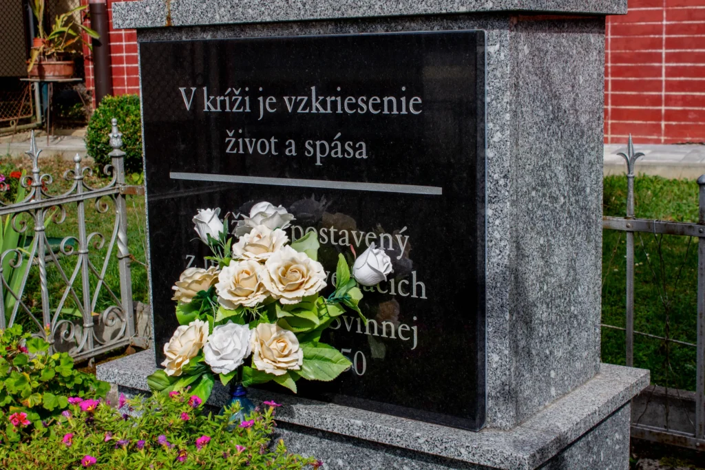 Kríž pri hlavnej ceste III tr. / 2104 pred domom v Lietavskej Svinnej