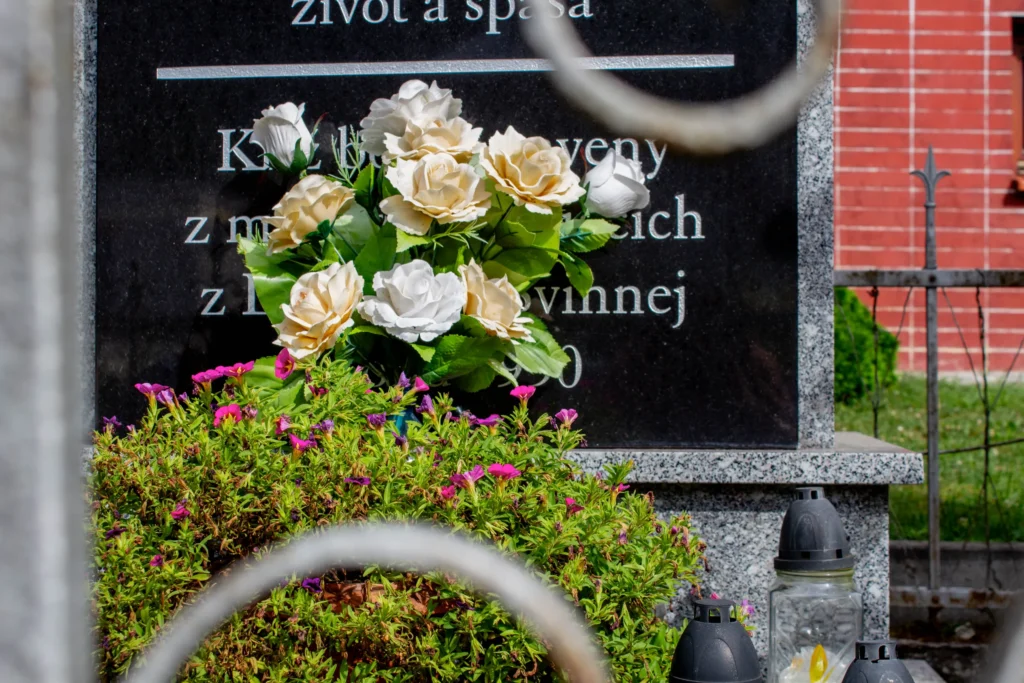 Kríž pri hlavnej ceste III tr. / 2104 pred domom v Lietavskej Svinnej