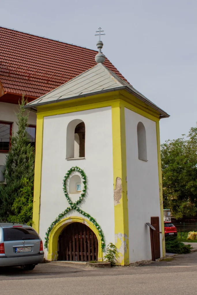 Zvonica a kaplnka Panny Márie pred Kultúrnym domom v Lietavskej Svinnej