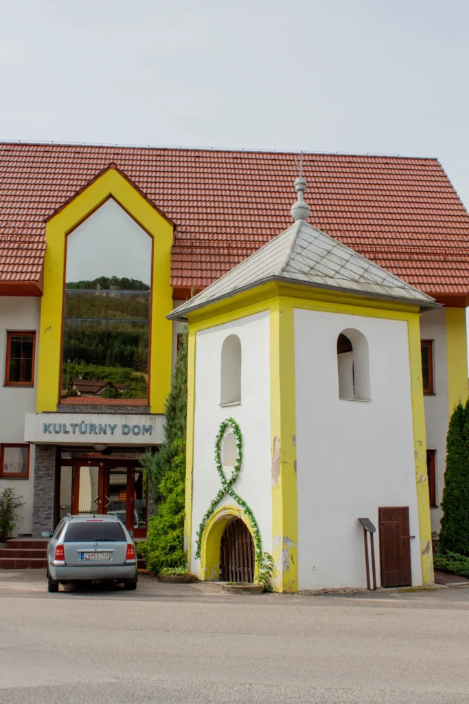 Zvonica a kaplnka Panny Márie pred Kultúrnym domom v Lietavskej Svinnej