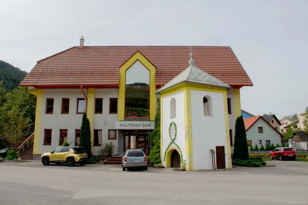 Zvonica a kaplnka Panny Márie pred Kultúrnym domom v Lietavskej Svinnej