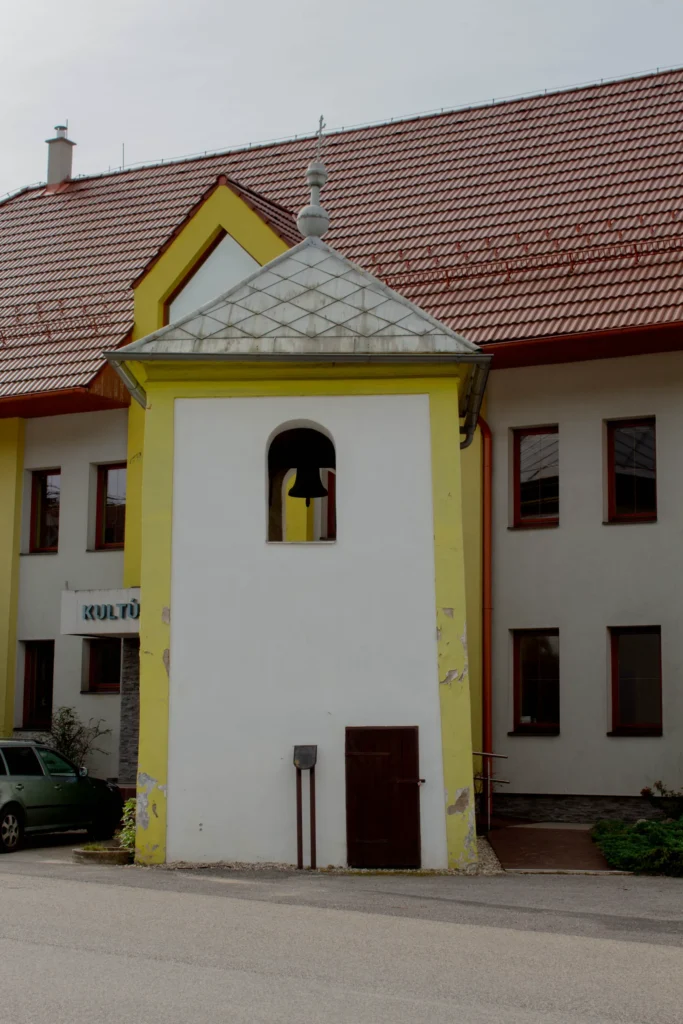 Zvonica a kaplnka Panny Márie pred Kultúrnym domom v Lietavskej Svinnej