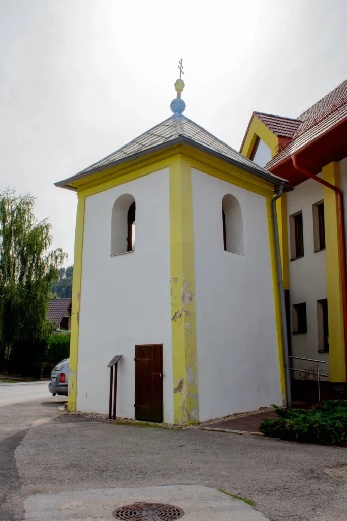 Zvonica a kaplnka Panny Márie pred Kultúrnym domom v Lietavskej Svinnej