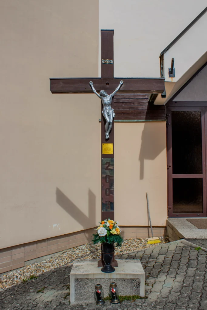 Kríž pred kostolom Sedembolestnej Panny Márie v Lietavskej Svinnej