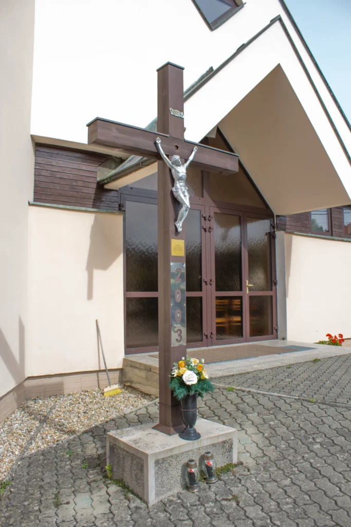 Kríž pred kostolom Sedembolestnej Panny Márie v Lietavskej Svinnej