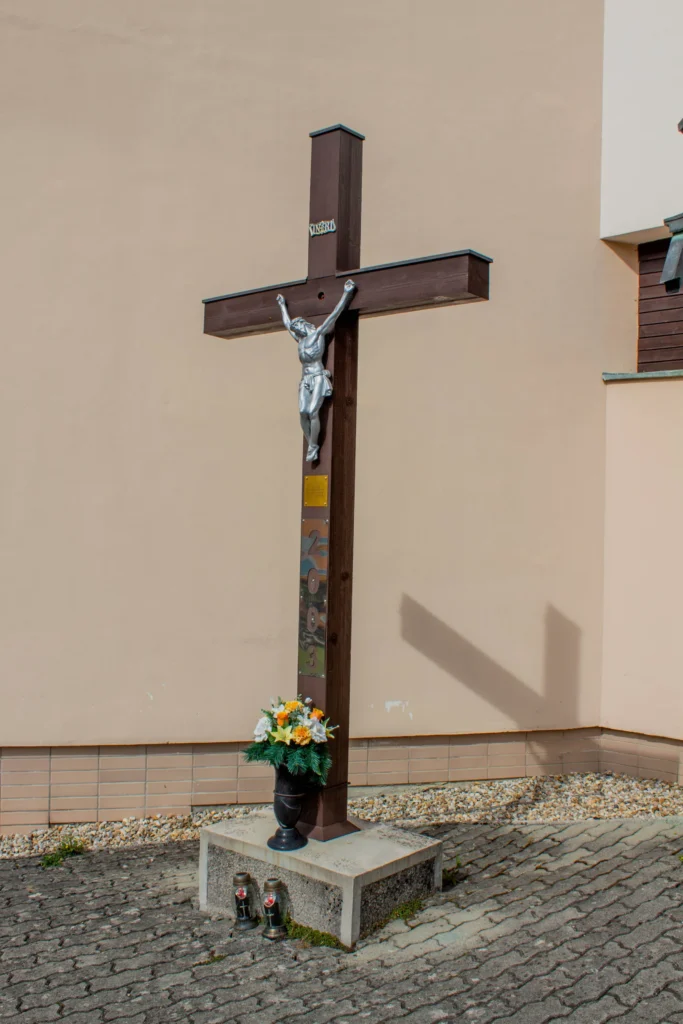Kríž pred kostolom Sedembolestnej Panny Márie v Lietavskej Svinnej