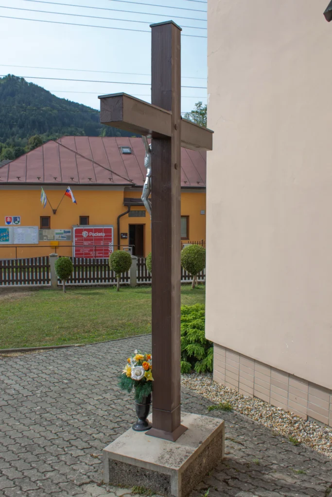 Kríž pred kostolom Sedembolestnej Panny Márie v Lietavskej Svinnej