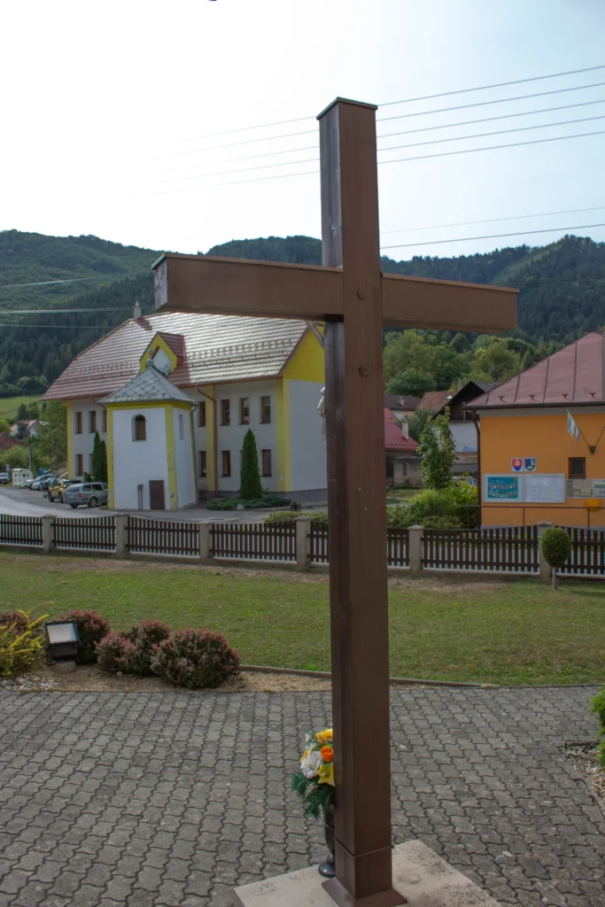 Kríž pred kostolom Sedembolestnej Panny Márie v Lietavskej Svinnej