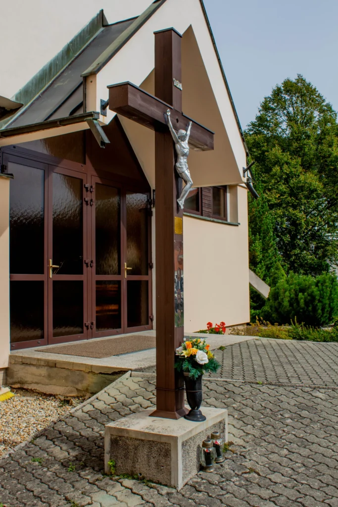 Kríž pred kostolom Sedembolestnej Panny Márie v Lietavskej Svinnej