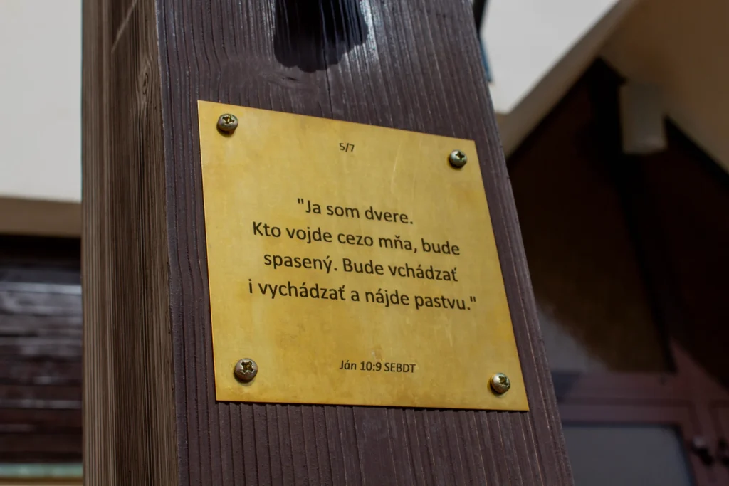 Kríž pred kostolom Sedembolestnej Panny Márie v Lietavskej Svinnej