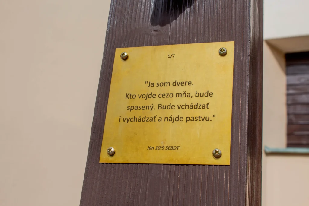 Kríž pred kostolom Sedembolestnej Panny Márie v Lietavskej Svinnej