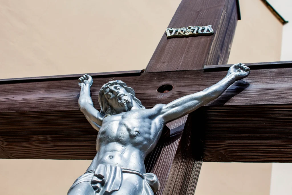 Kríž pred kostolom Sedembolestnej Panny Márie v Lietavskej Svinnej