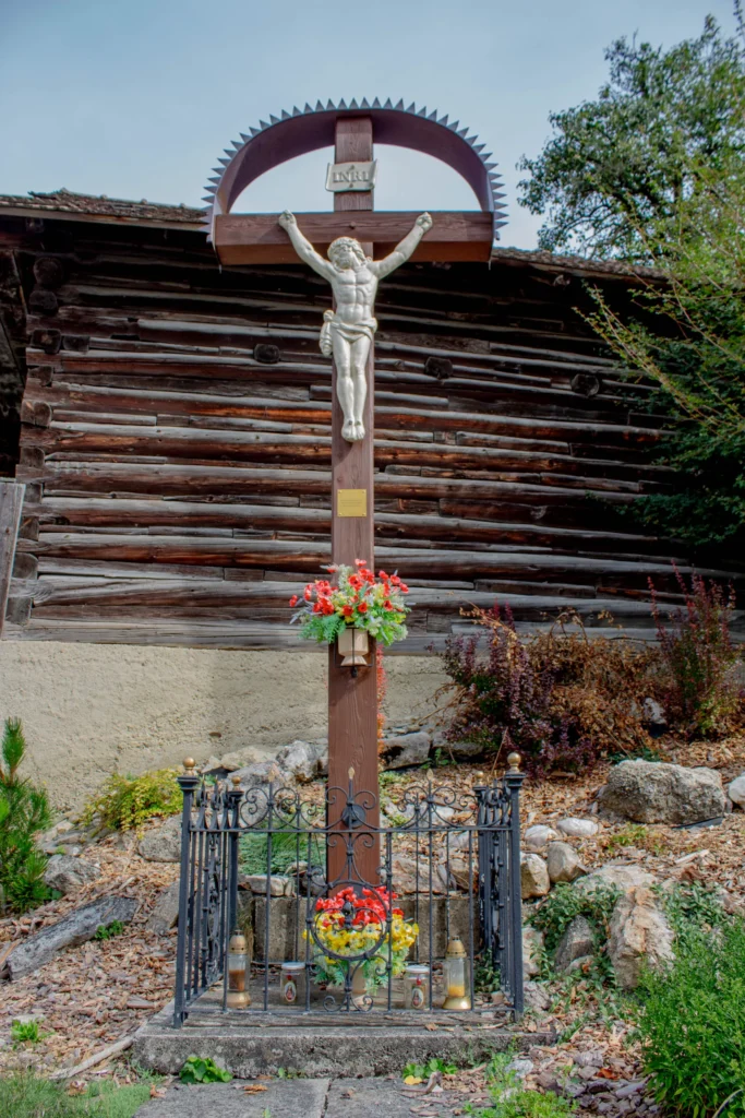 Kríž smerom na cintorín v Lietavskej Svinnej (pri Barčiakovej sýpke)