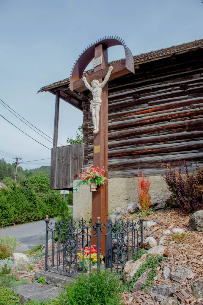 Kríž smerom na cintorín v Lietavskej Svinnej (pri Barčiakovej sýpke)