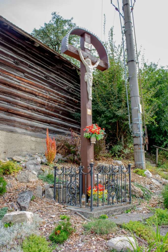 Kríž smerom na cintorín v Lietavskej Svinnej (pri Barčiakovej sýpke)