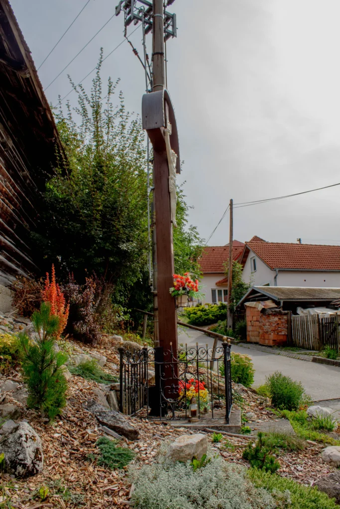 Kríž smerom na cintorín v Lietavskej Svinnej (pri Barčiakovej sýpke)