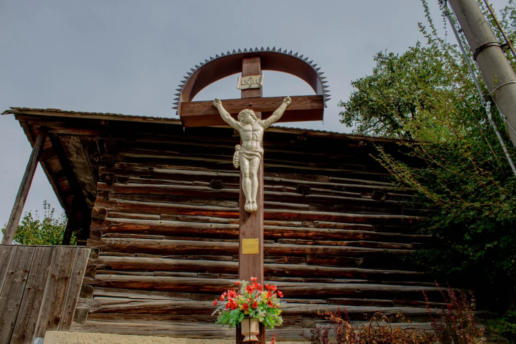 Kríž smerom na cintorín v Lietavskej Svinnej (pri Barčiakovej sýpke)