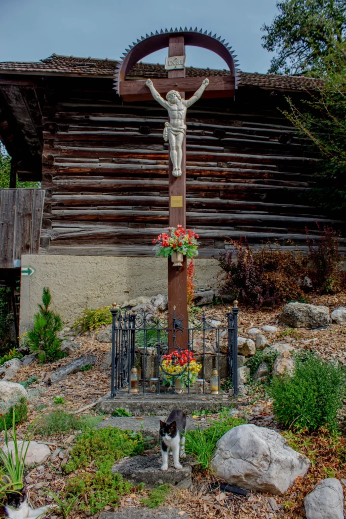 Kríž smerom na cintorín v Lietavskej Svinnej (pri Barčiakovej sýpke)