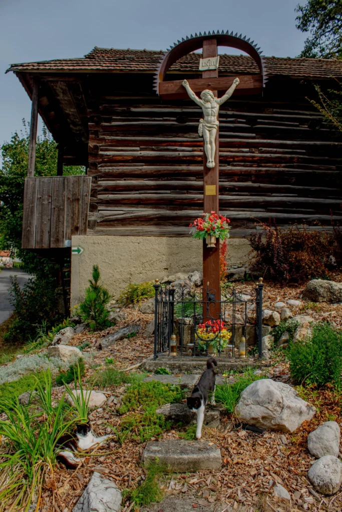 Kríž smerom na cintorín v Lietavskej Svinnej (pri Barčiakovej sýpke)