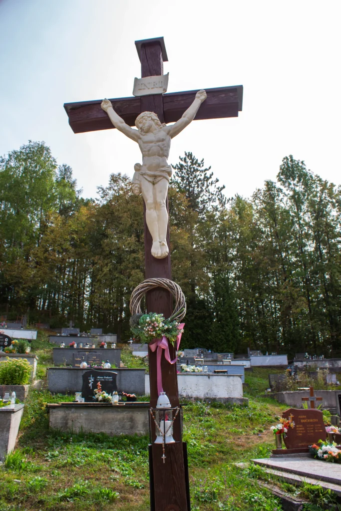 Kríž na cintoríne v Lietavskej Svinnej