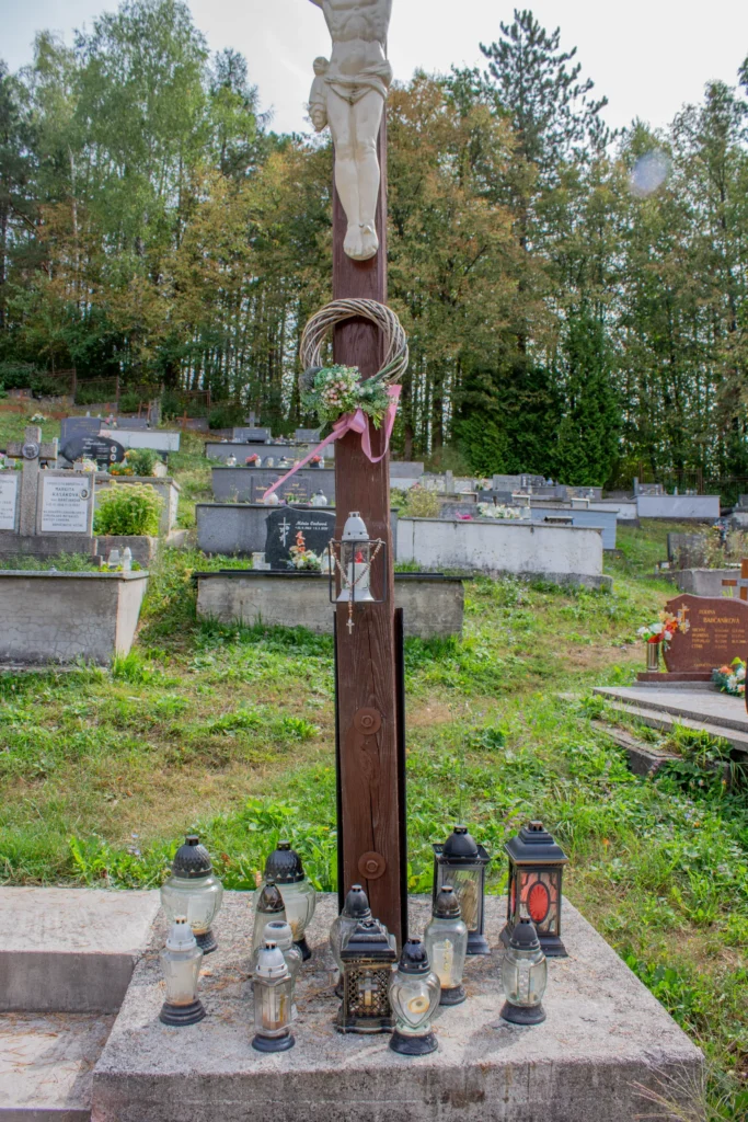 Kríž na cintoríne v Lietavskej Svinnej