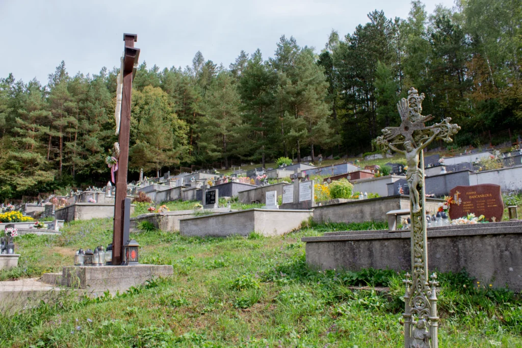 Kríž na cintoríne v Lietavskej Svinnej