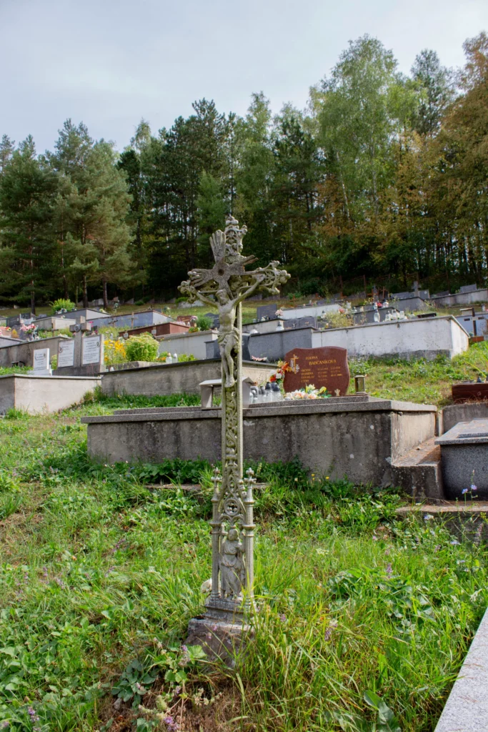 Kríž na cintoríne v Lietavskej Svinnej