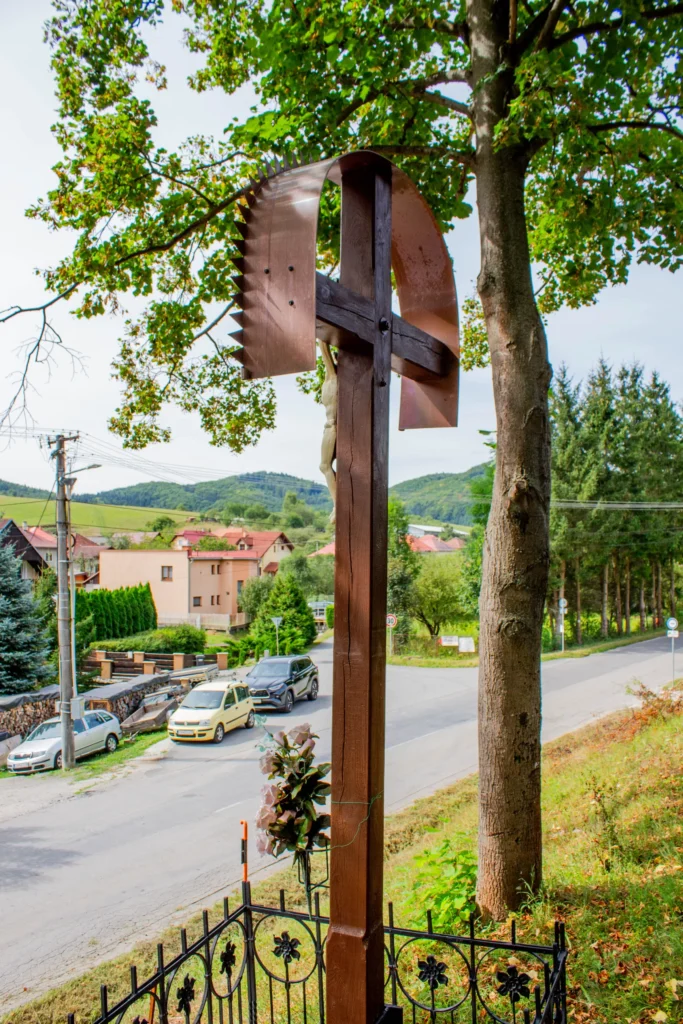 Kríž v Zámostí pri zastávke